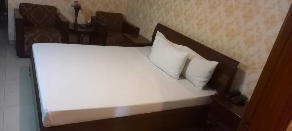 Grand One Hotel Faisal Town