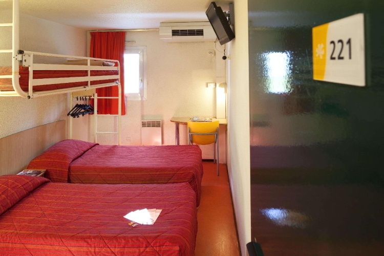 Standard Triple room