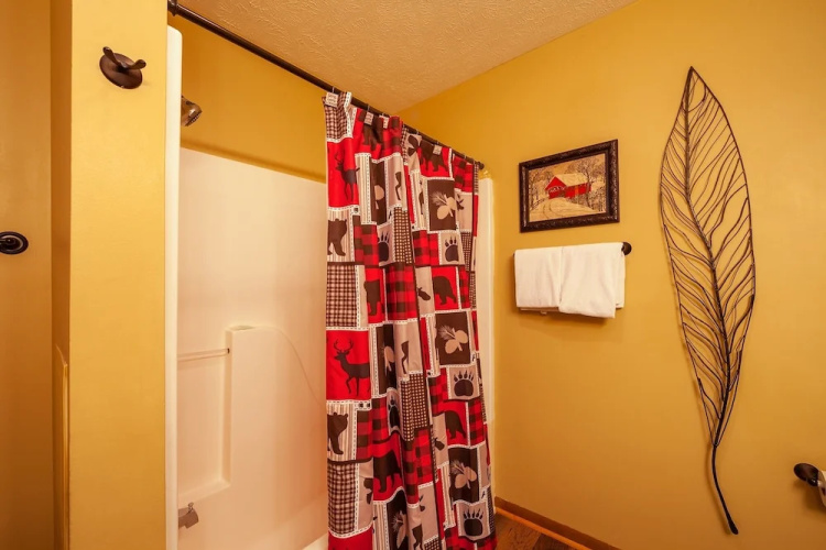Bearfootin' 3 Bedroom Cabin by RedAwning
