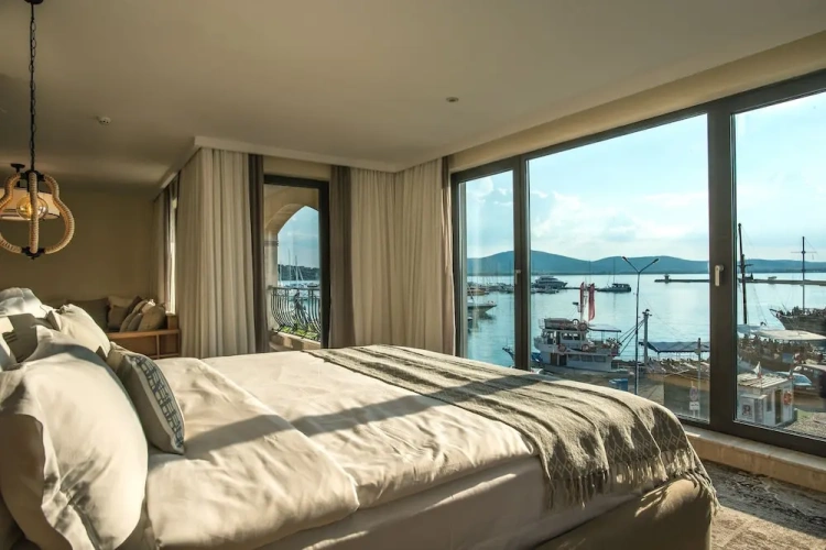 1 Bedroom Luxury Apartment with balcony and with sea view