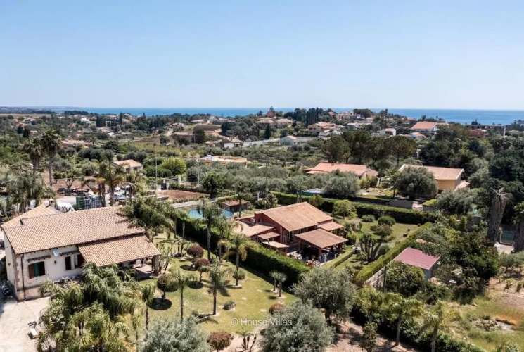 2 Bedrooms Villa