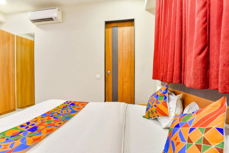 Fabhotel Happinex