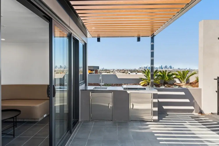 Elegant 1-bed by Shops With Rooftop Swimming Pool
