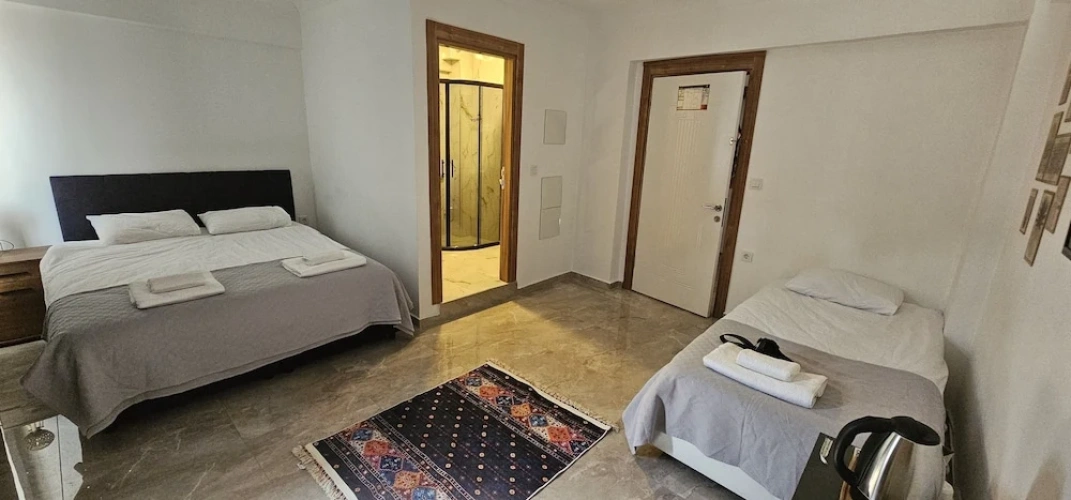 Classic Triple room with partial sea view