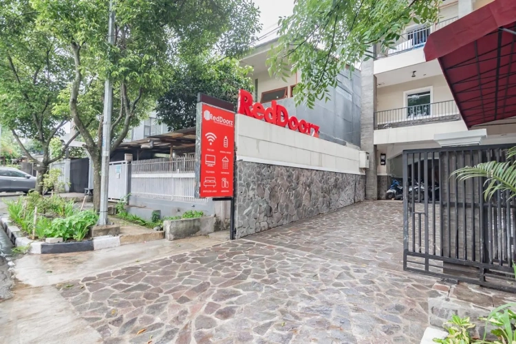Formerly RedDoorz Plus @ Bagusrangin Street