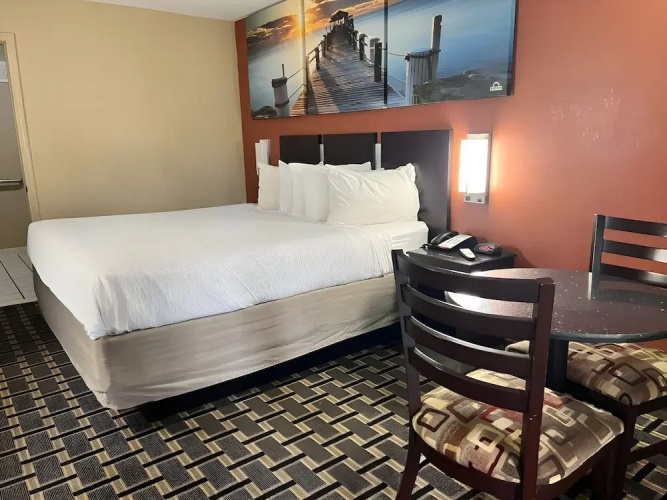 Days Inn & Suites Pine Bluff