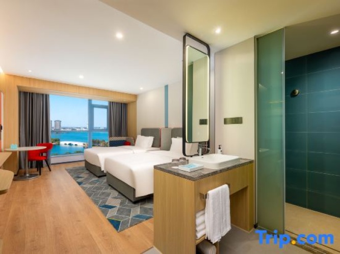 Standard Twin room with lake view