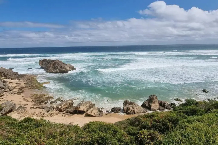 Beach House with DSTV & WIFI & basic housekeeping