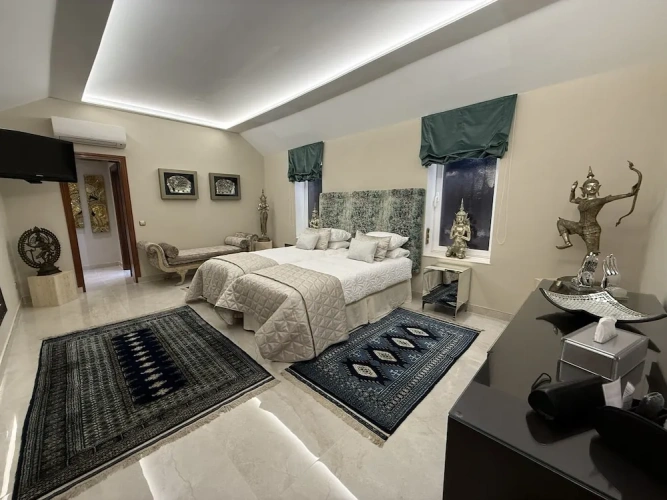 5 Bedrooms Luxury Villa