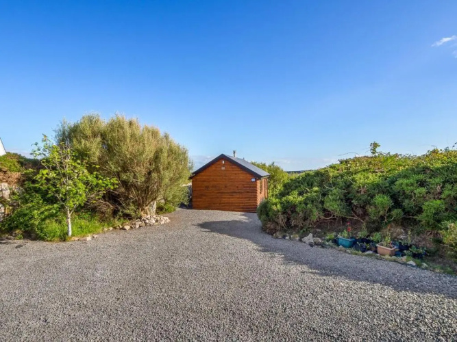 Seaside Log Cabin, Carna