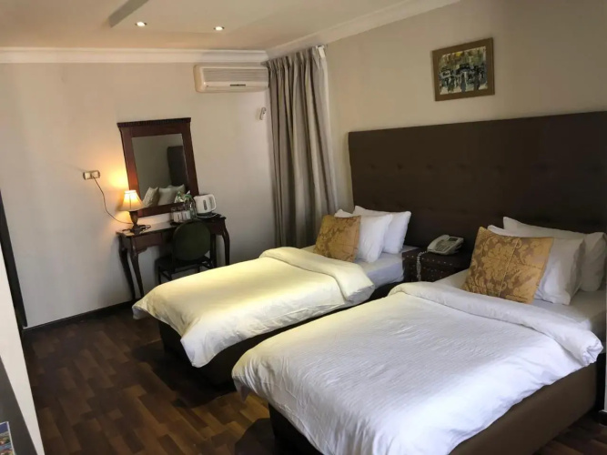 Gondola Hotel & Suites