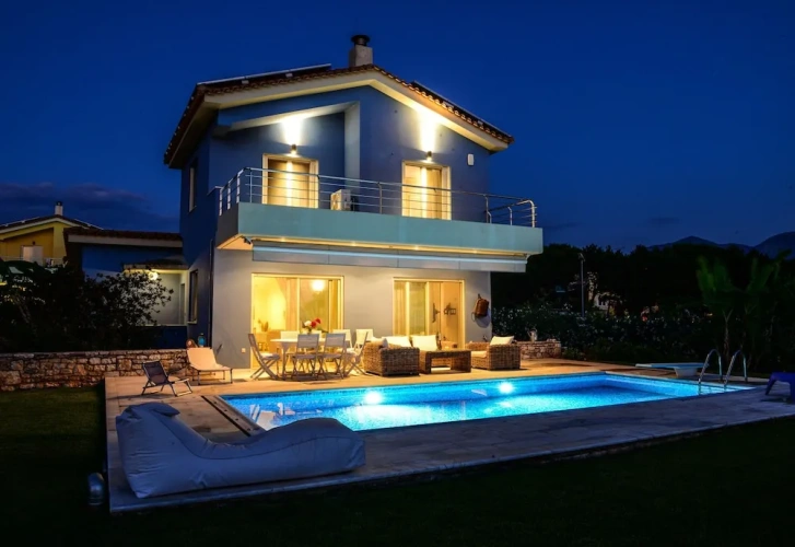 4 Bedrooms Villa