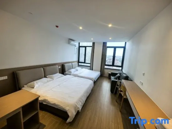 Standard Quadruple room with city view