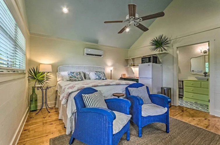 Tropical Studio: 1/4 Mi to Public Beach Access!