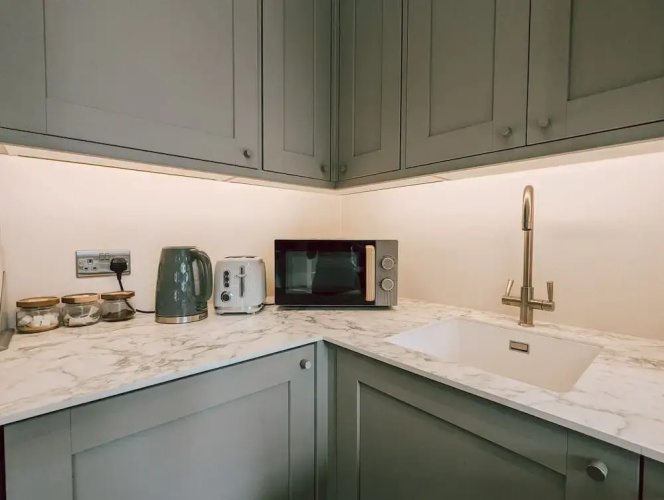 The Modern and Bright Warwick Way Apartment