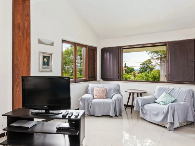 Comfortable Apartment With Library And Swimming Pool