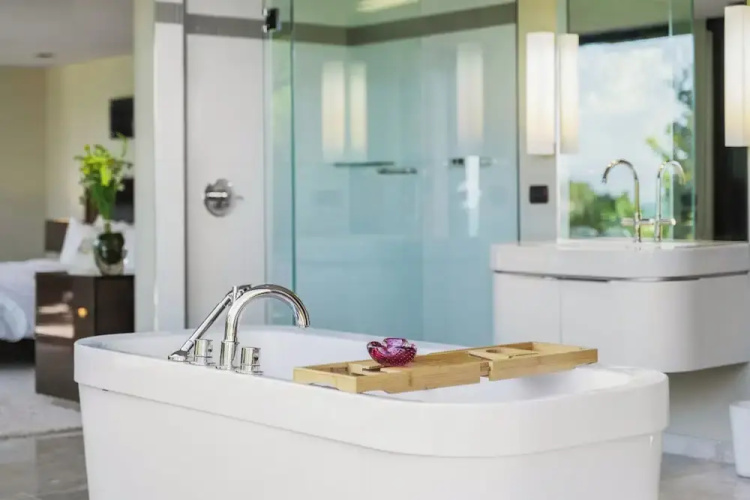 Jacuzzi Suite - Ocean Views & Beach