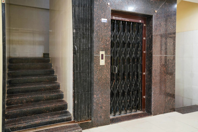 OYO 69076 Hotel Sweekar