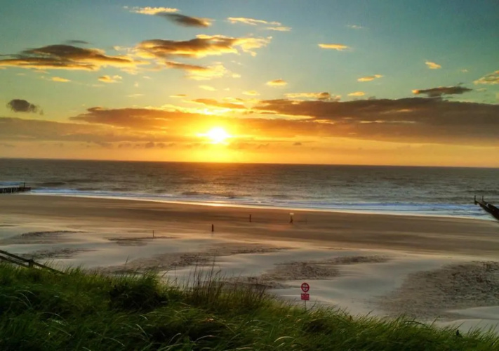 AMAZING BEACH & SUNSETS JUST 75m FROM THE BEACH!