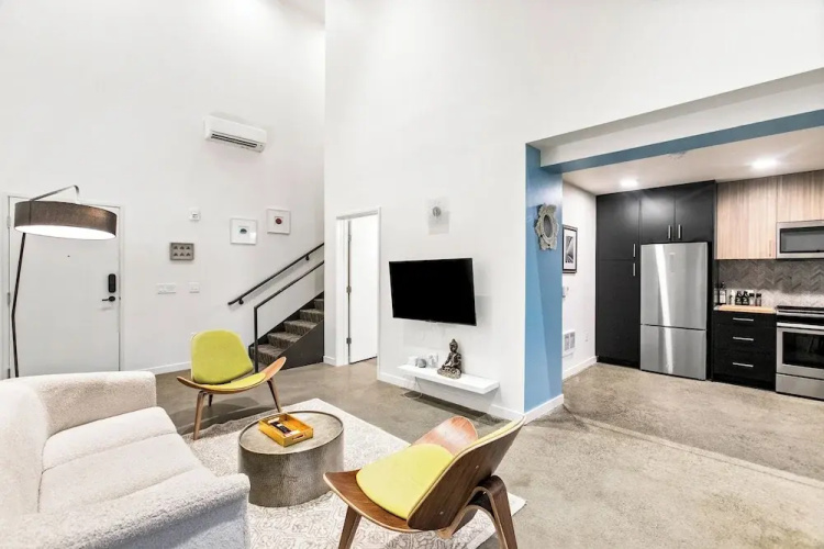 Posh Lofty Pad in Central Redmond