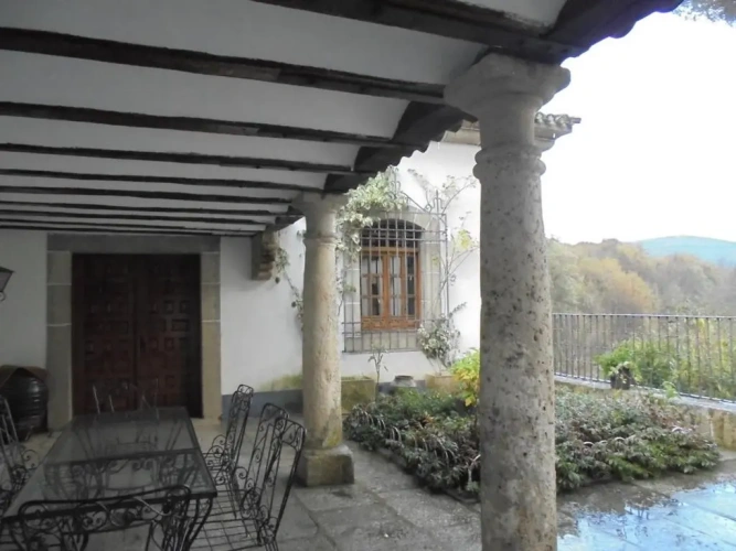 5 Bedrooms Cottage
