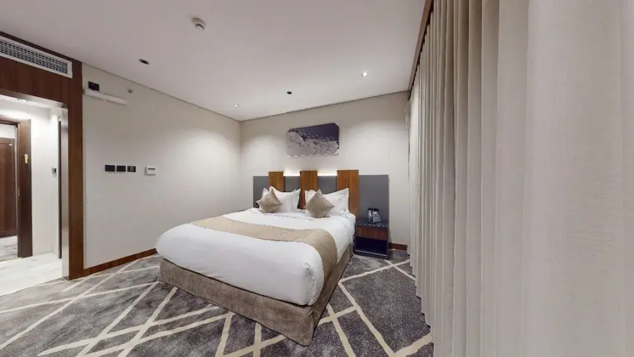 How inn Hotel