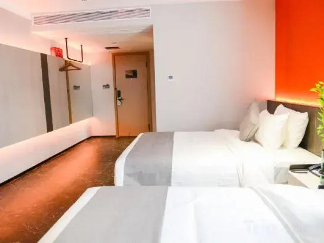 Leroy Hotel