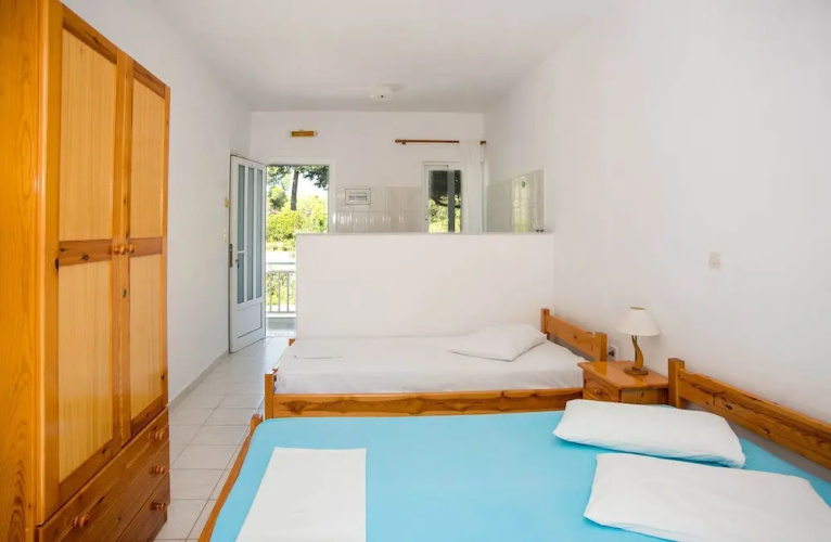 Bluewhite Studio - Garden by the Pool