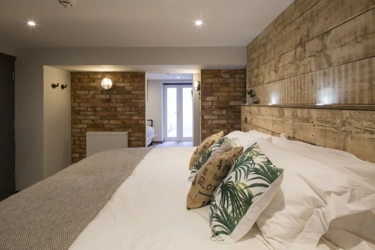 Suite with courtyard view