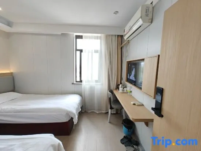 Superior Twin room with street view