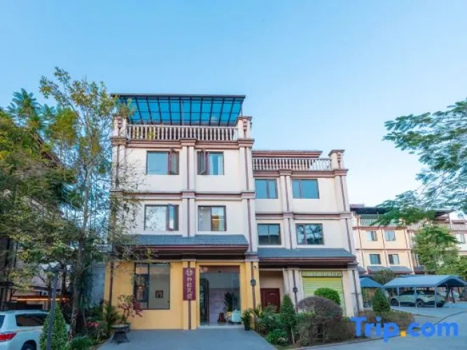 Shiqing Homestay (Mangshi Menghuan Great Golden Pagoda)