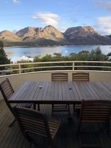 Cottage with mountain view