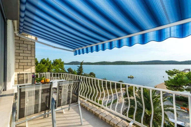 Apartment with balcony and with sea view