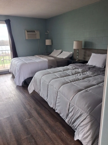 Standard Quadruple room with partial view