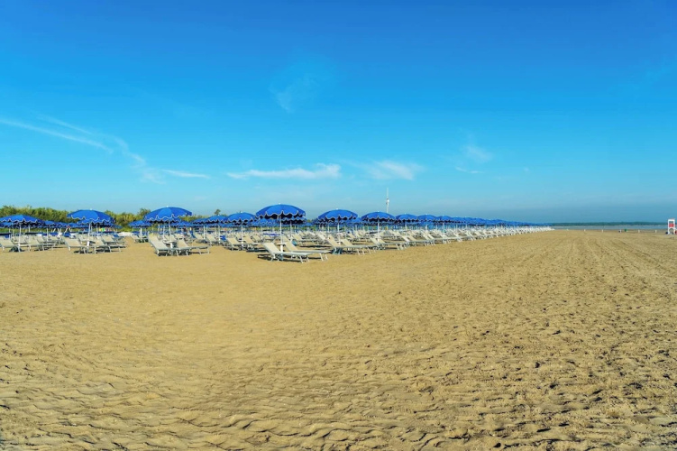 Houses and Apts. in Albarella 24882