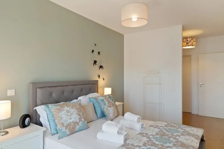 Stunning 2 Bed Apt, Sleeps 4 nr Entrecampos