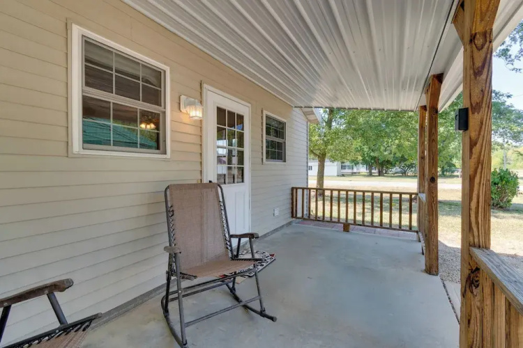 Pet-friendly Home ~ 9 Mi to Effingham nr I-exit!