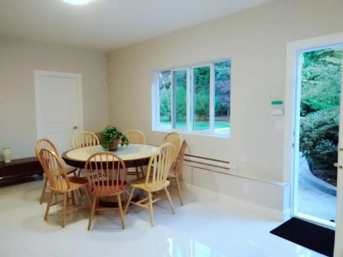 B - Sechelt Private Coastal Home