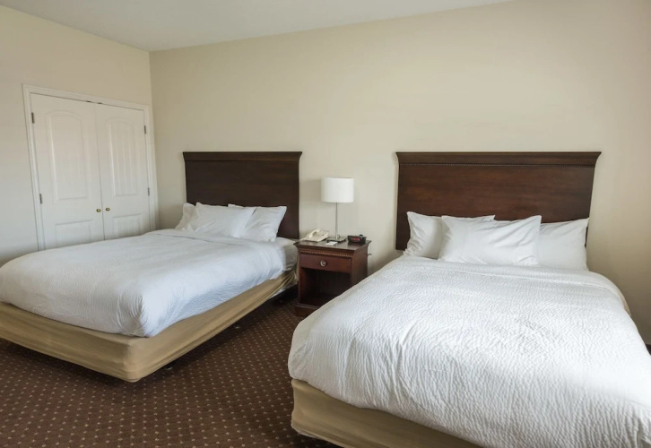 The Landmark Inn & Suites