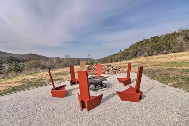 Pet-friendly Studio w/ Loft & Mountain Views!