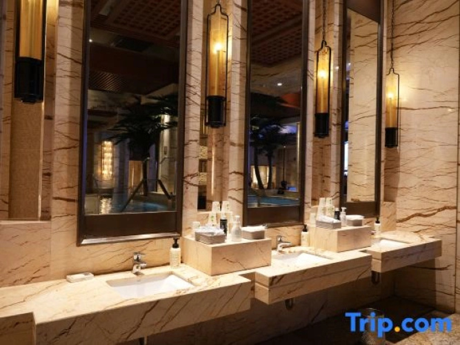 Lingao Hot Spring International Hotel