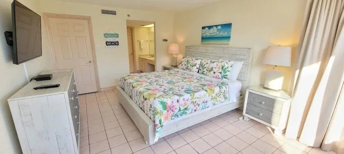 Beachfront Resort * Heated Pool * Sleeps Heaps (Saida Royale 9039) by RedAwning