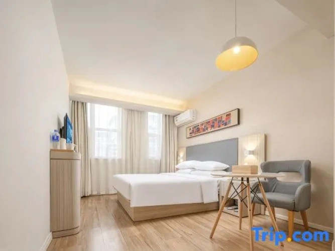 Standard Twin room with street view