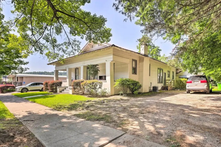 Quaint Leeds Studio w/ Yard ~ 18 Mi to Birmingham!