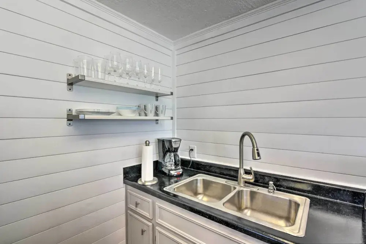 < 1 Mi to Surfside Beach: Open-concept Cottage