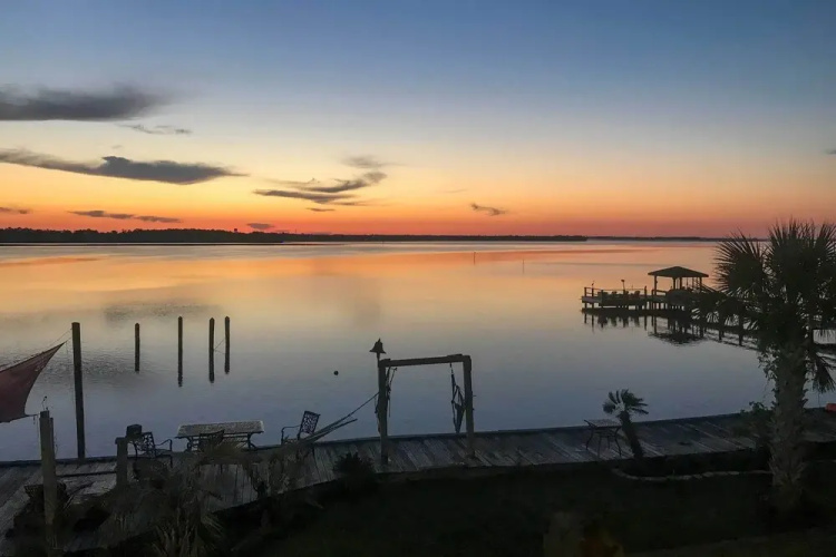 Charming Waterfront Home: Fish, Boat + More!