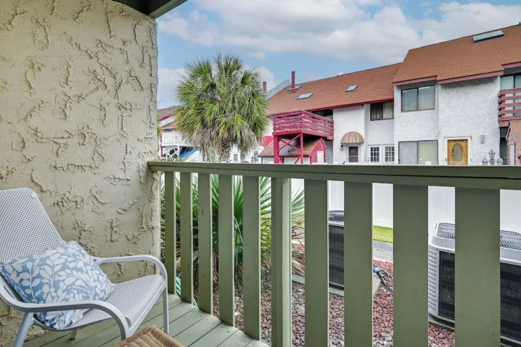 Cozy Myrtle Beach Getaway: 1 Block to Ocean!
