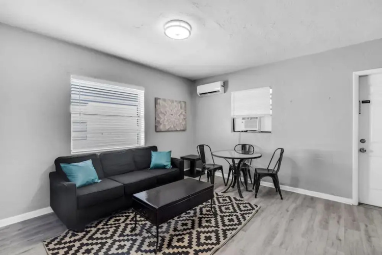 Triplex With 3 Bedrooms 6 Min Beach Free Parking