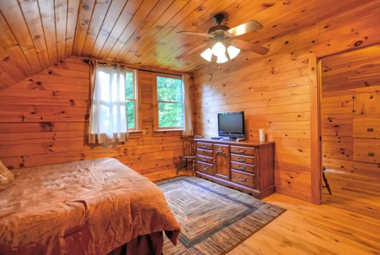 Moonshiner's Hideaway 2 Bedroom Cabin by Redawning