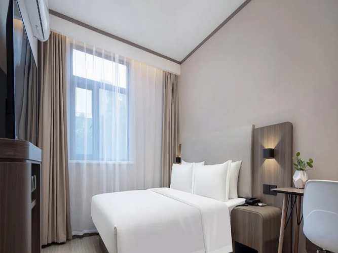 Standard Double room with street view